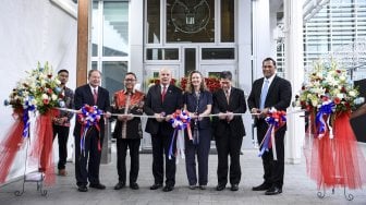 Dubes Amerika Serikat (AS) untuk Indonesia Joseph R Donovan Jr (ketiga kiri) bersama Ketua MPR Zulkifli Hasan (kedua kiri), Sekjen ASEAN Lim Jock Hoi (kedua kanan), kuasa usaha misi AS untuk ASEAN Jane Bocklage (ketiga kanan), Direktur Operasional Gedung Kemenlu AS Addison Davis IV (kiri) dan Senior Advisor Kemenlu AS Brian Bulatao (kanan) memotong pita saat peresmian gedung baru Kedubes AS di Jalan Medan Merdeka Selatan, Jakarta, Selasa (19/3). [ANTARA FOTO/Hafidz Mubarak]
