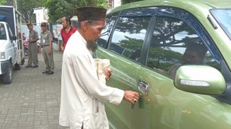 Viral Heboh Pengemis Punya Mobil Mewah di Bogor