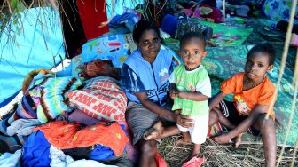 Pengungsi banjir bandang Sentani berada di tenda darurat yang mereka dirikan di Bukit Harapan, Sentani, Jaya Pura, Papua, Rabu (20/3). [ANTARA FOTO/Zabur Karuru]