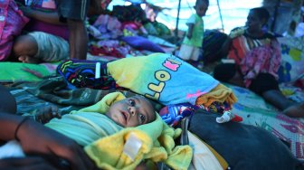 Pengungsi banjir bandang Sentani berada di tenda darurat yang mereka dirikan di Bukit Harapan, Sentani, Jaya Pura, Papua, Rabu (20/3). [ANTARA FOTO/Zabur Karuru]