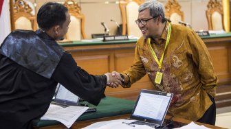 Mantan Gubernur Jawa Barat Ahmad Heryawan (kanan) berjabat tangan dengan Jaksa seusai menghadiri sidang lanjutan suap perizinan Proyek Meikarta di PN Tipikor, Bandung, Jawa Barat, Rabu (20/3). [ANTARA FOTO/M Agung Rajasa]