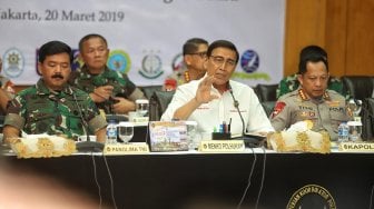 Menko Polhukam Wiranto, Panglima TNI Marsekal Hadi Tjahjanto, Kapolri Jendral Tito Karnavian, Ketua KPU Arief Budiman, Ketua Bawaslu Abhan memimpin rapat koordinasi kesiapan pengamanan tahapan masa rapat umum (kampanye terbuka) tahapan penghitungan suara di Kantor Kemenko Polhukam, Jakarta, Rabu (20/3). [Suara.com/Muhaimin A Untung]