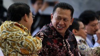Ketua DPR Bambang Soesatyo bersama Wakil Ketua DPR Fraksi Gerindra Fadli Zon dalam acara pengisian Laporan Harta Kekayaan Penyelenggara Negara (LHKPN) bagi anggota DPR di Gedung DPR RI, Jakarta, Rabu (20/3). [Suara.com/Arief hermawan P]
