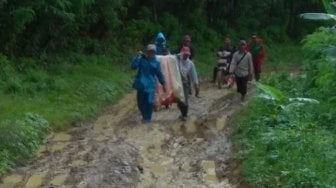 Miris! Gegara Jalan Rusak Berat, Neneng Melahirkan Anaknya di Atas Tandu