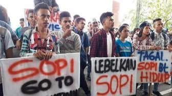 Mahasiswa Maluku Gelar Aksi Massa Tuntut Legalisasi Minuman Keras Sopi