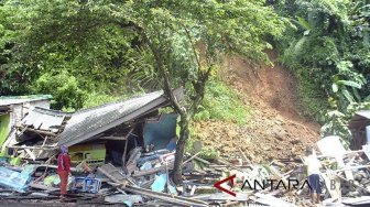 Tiga Rumah Hancur Tertimpa Tebing Setinggi Puluhan Meter di Cianjur