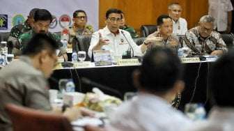 Menko Polhukam Wiranto, Panglima TNI Marsekal Hadi Tjahjanto, Kapolri Jendral Tito Karnavian, Ketua KPU Arief Budiman, Ketua Bawaslu Abhan memimpin rapat koordinasi kesiapan pengamanan tahapan masa rapat umum (kampanye terbuka) tahapan penghitungan suara di Kantor Kemenko Polhukam, Jakarta, Rabu (20/3). [Suara.com/Muhaimin A Untung]