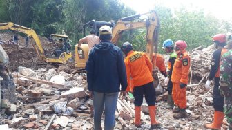 Proses Pencarian Korban Longsor Makam Raja Imogiri