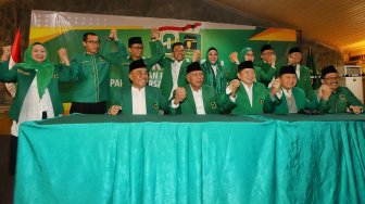 Plt Ketua Umum PPP Suharso Monoarfa berserta jajaran pengurus berfoto bersama pada pembukaan Mukernas III Dewan Pimpinan Pusat PPP di Bogor, Jawa Barat, Rabu (20/3). [Suara.com/Muhaimin A Untung]