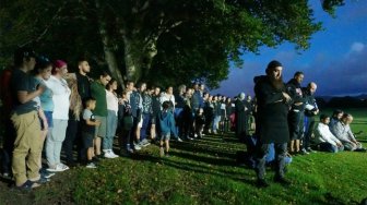 Warga Jaga Jemaah Salat Magrib depan Masjid Al Noor Christchurch