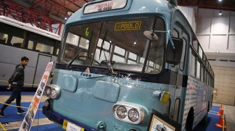 Pengunjung mengamati transportasi umum klasik ketika pameran Indonesia Classic N Unique Bus 2019 di JI Expo, Jakarta, Rabu (20/3). [ANTARA FOTO/Wahyu Putro]