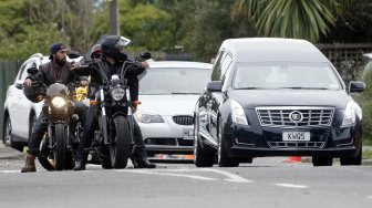 Anggota geng motor saat mengawal mobil jenazah yang membawa jenazah Daoud Nabi untu dimakamkan di Memorial Park Cemetery, Selandia Baru, Kamis (21/3). [Marty MELVILLE / AFP]