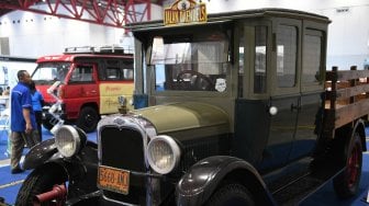 Pengunjung mengamati transportasi umum klasik ketika pameran Indonesia Classic N Unique Bus 2019 di JI Expo, Jakarta, Rabu (20/3). [ANTARA FOTO/Wahyu Putro]