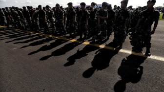 Sejumlah personel TNI/Polri mengikuti Apel Pengaman Pemilu Serentak 2019 di Lanud Halim Perdanakusuma, Jakarta Timur, Jumat (22/3). [Suara.com/Muhaimin A Untung]