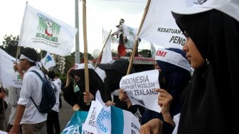 Sejumlah aktivis yang tergabung dalam Kesatuan Aksi Mahasiswa Muslim Indonesia (KAMMI) berunjuk rasa di kawasan Monas, Jakarta, Jumat (22/3). [Suara.com/Arief Hermawan P]