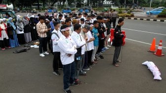 Sejumlah aktivis yang tergabung dalam Kesatuan Aksi Mahasiswa Muslim Indonesia (KAMMI) berunjuk rasa di kawasan Monas, Jakarta, Jumat (22/3). [Suara.com/Arief Hermawan P]