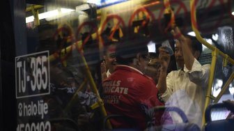 Presiden Joko Widodo sedang menaiki bus Transjakarta menuju Stasiun MRT Bundaran Hotel Indonesia di Jakarta, Kamis (21/3). ANTARA FOTO / Puspa Perwitasari