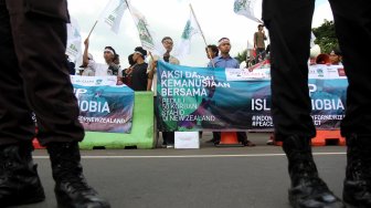 Sejumlah aktivis yang tergabung dalam Kesatuan Aksi Mahasiswa Muslim Indonesia (KAMMI) berunjuk rasa di kawasan Monas, Jakarta, Jumat (22/3). [Suara.com/Arief Hermawan P]