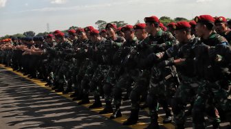 Sejumlah personel TNI/Polri mengikuti Apel Pengaman Pemilu Serentak 2019 di Lanud Halim Perdanakusuma, Jakarta Timur, Jumat (22/3). [Suara.com/Muhaimin A Untung]