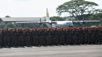 Sejumlah personel TNI/Polri mengikuti Apel Pengaman Pemilu Serentak 2019 di Lanud Halim Perdanakusuma, Jakarta Timur, Jumat (22/3). [Suara.com/Muhaimin A Untung]