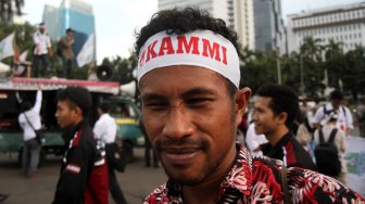 Sejumlah aktivis yang tergabung dalam Kesatuan Aksi Mahasiswa Muslim Indonesia (KAMMI) berunjuk rasa di kawasan Monas, Jakarta, Jumat (22/3). [Suara.com/Arief Hermawan P]