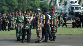 Menko Polhukam Wiranto bersama Panglima TNI Marsekal Hadi Tjahjanto saat mengikuti Apel Pengaman Pemilu Serentak 2019 di Lanud Halim Perdanakusuma, Jakarta Timur, Jumat (22/3). [Suara.com/Muhaimin A Untung]