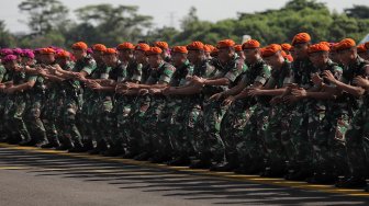 Sejumlah personel TNI/Polri mengikuti Apel Pengaman Pemilu Serentak 2019 di Lanud Halim Perdanakusuma, Jakarta Timur, Jumat (22/3). [Suara.com/Muhaimin A Untung]