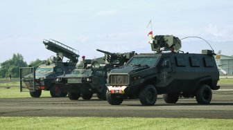 Sejumlah personel TNI/Polri mengikuti Apel Pengaman Pemilu Serentak 2019 di Lanud Halim Perdanakusuma, Jakarta Timur, Jumat (22/3). [Suara.com/Muhaimin A Untung]