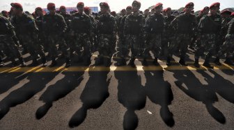 Sejumlah personel TNI/Polri mengikuti Apel Pengaman Pemilu Serentak 2019 di Lanud Halim Perdanakusuma, Jakarta Timur, Jumat (22/3). [Suara.com/Muhaimin A Untung]