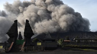 Abu vulkanik menyembur dari kawah Gunung Bromo di Jawa Timur, Jumat (22/3).  [ANTARA FOTO/Widodo S Jusuf]