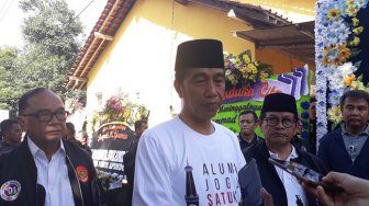 Kenakan Baju Putih, Jokowi Melayat ke Rumah Ketua Seknas Pemenangan M Yamin