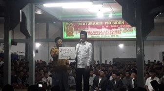 Santri Bawa Poster 'Jangan Lupa Bahagia' dan 'Ojo Nesu' buat Jokowi