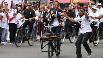 Jokowi dan Iriana Naik Sepeda Onthel