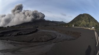 Abu vulkanik menyembur dari kawah Gunung Bromo di Jawa Timur, Jumat (22/3).  [ANTARA FOTO/Widodo S Jusuf]