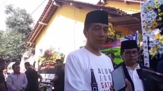 Jokowi Bersama Istri Melayat ke Rumah Mendiang Ketua Seknas