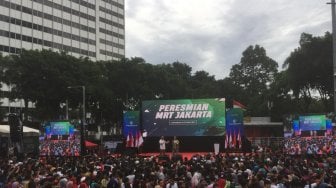 Warga Penuhi Area CFD Tunggu Presiden Jokowi Resmikan MRT Jakarta