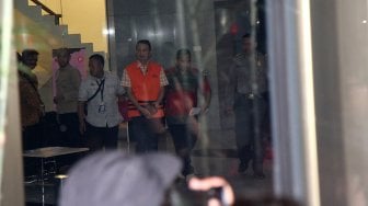 Direktur Teknologi dan Produksi PT Krakatau Steel (Persero) Wisnu Kuncoro mengenakan rompi tahanan seusai menjalani pemeriksaan di Gedung KPK, Jakarta, Sabtu (23/3). [Suara.com/Arief Hermawan P]