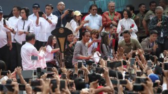 Presiden Joko Widodo menyapa warga dalam acara Peresmian MRT Jakarta, di kawasan Bundaran HI, Jakarta, Minggu (24/3). [Suara.com/Muhaimin A Untung]