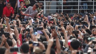 Presiden Joko Widodo menyapa warga dalam acara Peresmian MRT Jakarta, di kawasan Bundaran HI, Jakarta, Minggu (24/3). [Suara.com/Muhaimin A Untung]