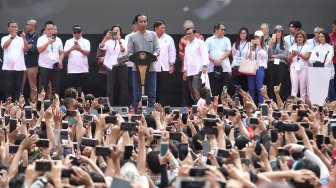 Presiden Joko Widodo menyapa warga dalam acara Peresmian MRT Jakarta, di kawasan Bundaran HI, Jakarta, Minggu (24/3). [Suara.com/Muhaimin A Untung]