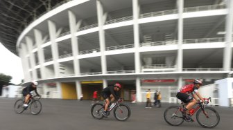 Warga berolahraga di kawasan Stadion Utama Gelora Bung Karno, Senayan, Jakarta, Minggu (24/3). [Suara.com/Muhaimin A Untung]