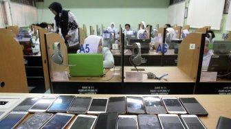 Sejumlah pelajar Sekolah Menengah Kejuruan (SMK) mengikuti Ujian Nasional Berbasis Komputer (UNBK) di SMK N 41 Jakarta, Cilandak, Jakarta (25/3). [Suara.com/Arief Hermawan P]