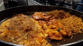 Dakgalbi, Ayam Cincang ala Korea yang Dimakan Langsung di Wajan!