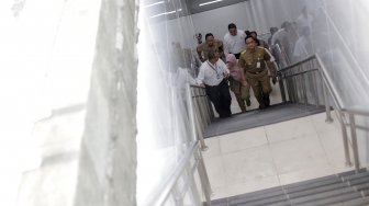 Gubernur DKI Jakarta Anies Baswedan meninjau Halte Transjakarta Bundaran HI, Jakarta, Senin (25/3).  [Suara.com/Muhaimin A Untung]