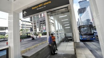 Suasana halte Transjakarta Bundaran HI, Jakarta, Senin (25/3).  [Suara.com/Muhaimin A Untung]