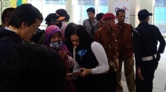 Sabarnya Si Cantik Anif, Petugas Stasiun Kasih Tahu Cara Naik MRT