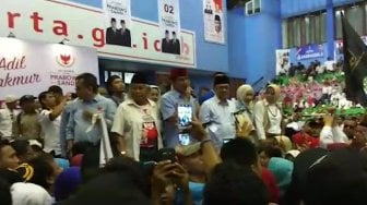 Kakinya Dielus Emak-emak, Sandiaga Nggak Konsen