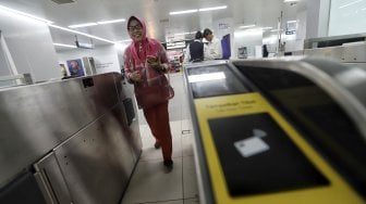 Suasana di Stasiun MRT Bundaran HI, Jakarta, Senin (25/3).[Suara.com/Muhaimin A Untung]