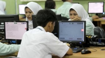 Sejumlah pelajar Sekolah Menengah Kejuruan (SMK) mengikuti Ujian Nasional Berbasis Komputer (UNBK) di SMK N 41 Jakarta, Cilandak, Jakarta (25/3). [Suara.com/Arief Hermawan P]