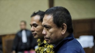 Terdakwa Gubernur nonaktif Aceh Irwandi Yusuf mengikuti sidang tuntutan kasus dugaan suap Dana Otonomi Khusus Aceh (DOKA) di Pengadilan Tipikor, Jakarta, Senin (25/3). [Suara.com/Muhaimin A Untung]